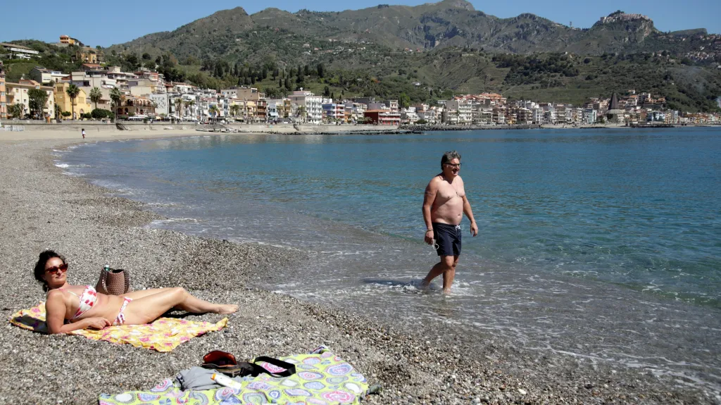 Lidé na pláži na sicilské Taormině