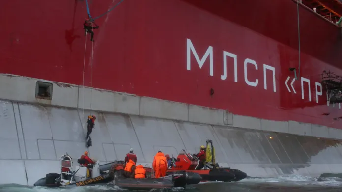 V Barentsově moři se aktivisté z mezinárodního hnutí Greenpeace pokusili blokovat těžbu plynu a ropy v arktických vodách, kterou kterou chce na přelomu roku zprovoznit ruský koncern Gazprom  na plošině Prirazlomnaja.
