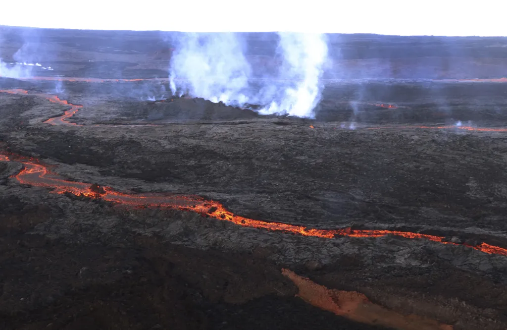Krajina zalitá plameny. Na Havaji se probudila sopka Mauna Loa