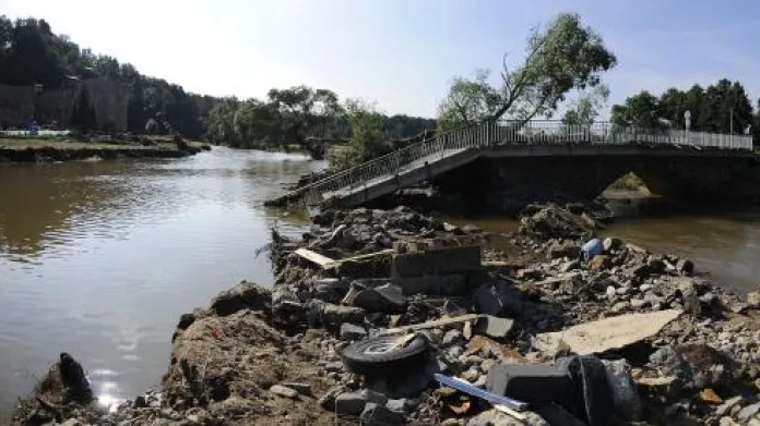 Záplavy poškodily silniční most v Minkovicích u Frýdlantu.