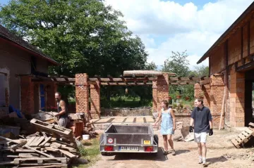 Přelet nad Vlaštovčím hnízdem. Dobrovolníci z celého světa pomáhají proměnit stodolu v terapeutické centrum