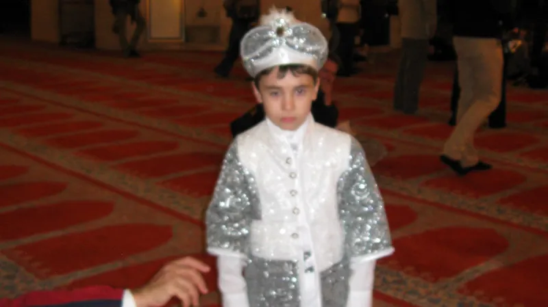 Oslavenec nosí bílo-modrý obleček