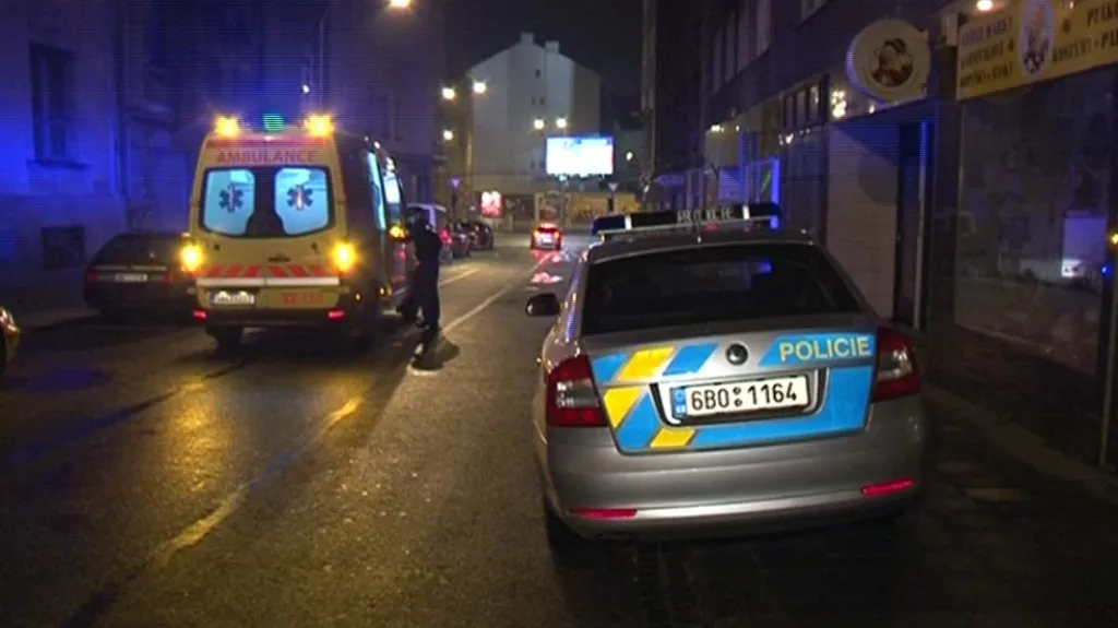 Na některá místa jezdí záchranáři jen v doprovodu policie