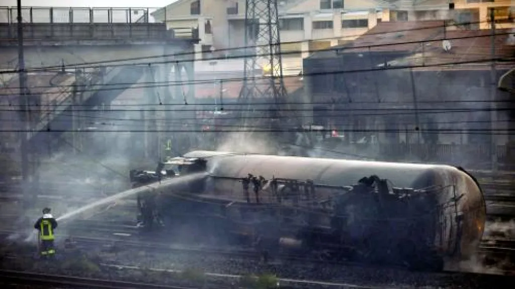 Požár cisternových vagónů v Itálii