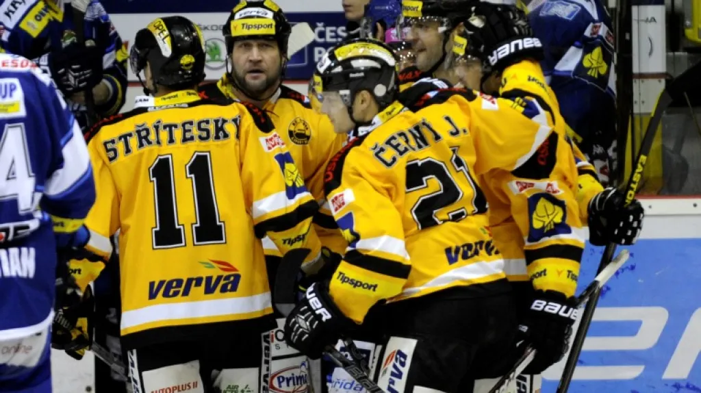 Radost hráčů Litvínova po gólu Jiřího Šlégra