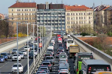 Průzkum: Pražané kritizují dopravní zácpy či parkování, s MHD jsou spokojeni