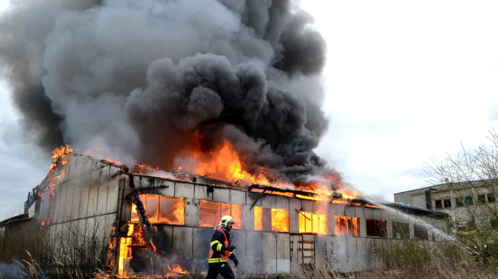 Požár haly v bývalém závodu Škoda v Ostrově na Karlovarsku