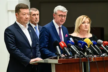 ANO, SPD a Motoristé podepsali návrh na zmrazení platů politiků