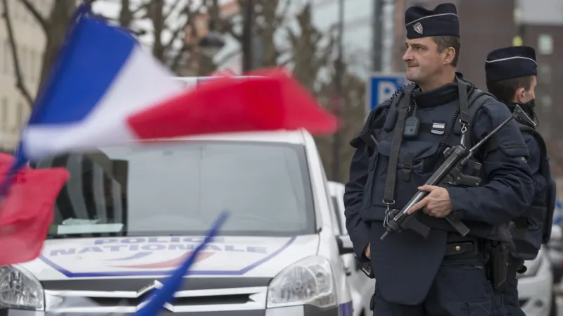 Policista hlídkuje u košer obchodu po útoku z ledna 2015