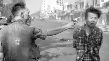 Nguyen Ngọc Loan popravil kapitána Vietkongu Nguyen Van Léma. Fotografie získala v roce 1969 Pulitzerovu cenu