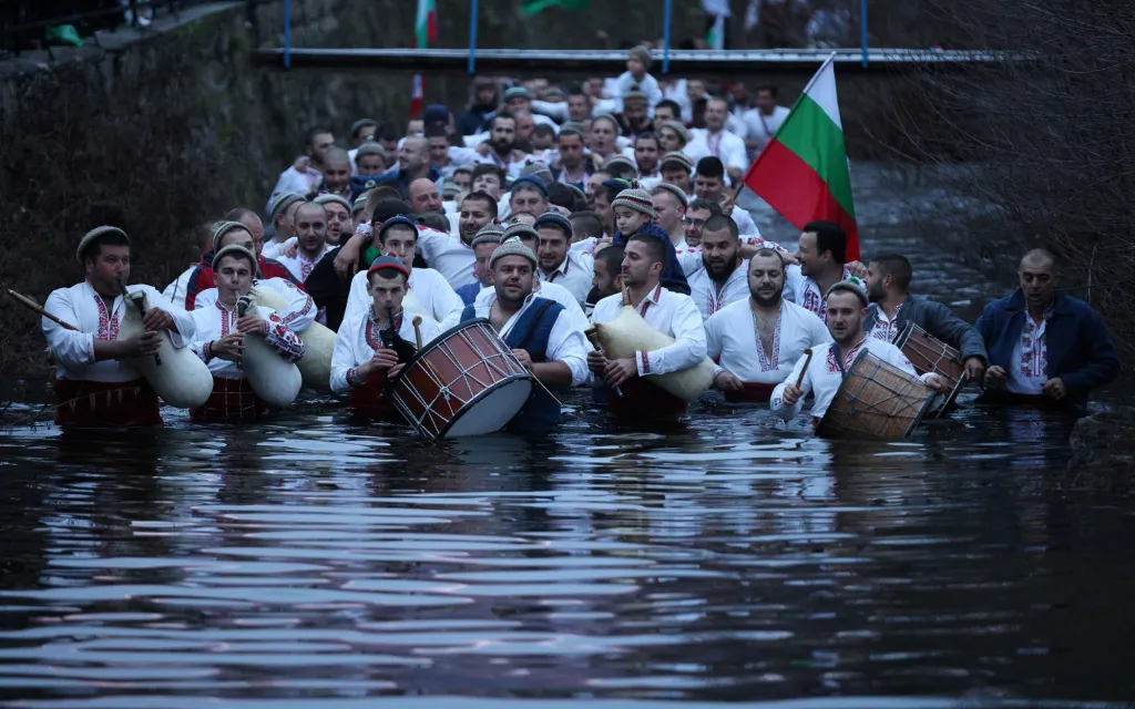 Muži z Bulharska, kteří hrají a zpívají v ledové řece Tundzha, jsou součástí lidové tradice pravoslavných Vánoc. Každý rok 6. ledna se muzikanti rituálně noří do vody, aby se očistili do dalšího roku a smyli ze sebe „vše špatné“