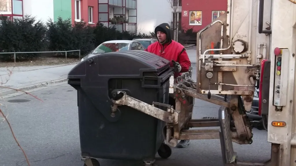 Popelnice se musí vyvážet pořád