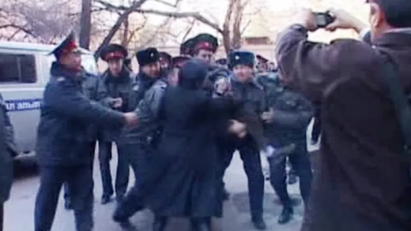 Kyrgyzská policie zasahuje proti demonstrantům