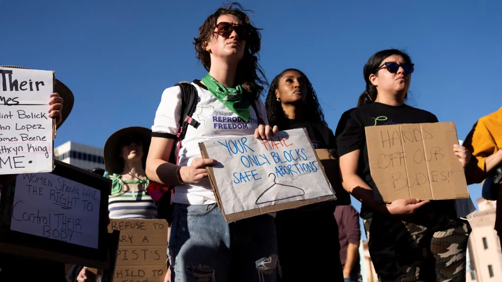 Demonstranti nesouhlasí s oživením starého protipotratového zákona v Arizoně