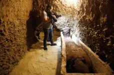 Archeologové v Egyptě objevili pohřební komory se 40 mumiemi. Patřily střední třídě