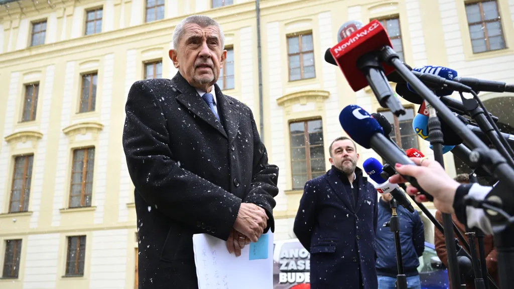 Předseda ANO Andrej Babiš hovoří s novináři po schůzce s prezidentem Petrem Pavlem