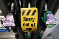 Většině čerpacích stanic ve velkých britských městech došlo palivo