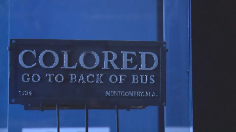 Rasismus připomínají vystavené předměty