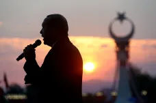 Erdogan chce strůjcům loňského puče „srazit hlavy“. Trvá na obnově trestu smrti