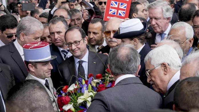 Francois Hollande na tuniském pochodu proti terorismu