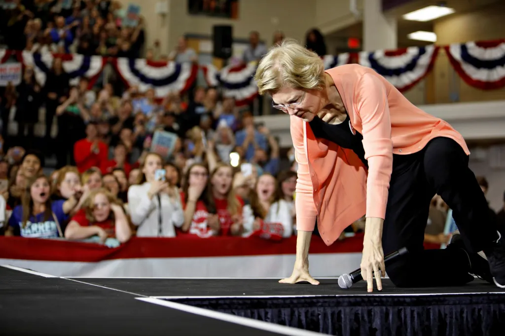 Ještě jeden pád politika zaznamenaly Spojené státy. Během začátku politické debaty v Severní Karolíně upadla demokratická kandidátka senátorka Elizabeth Warrenová před svým veřejným vystoupením