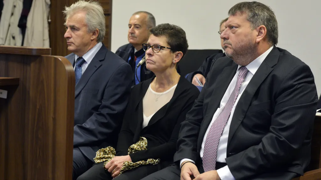Obžalovaní Břetislav Grégr, Zuzana Matějíčková a Miroslav Elfmark u pražského městského soudu (2018)