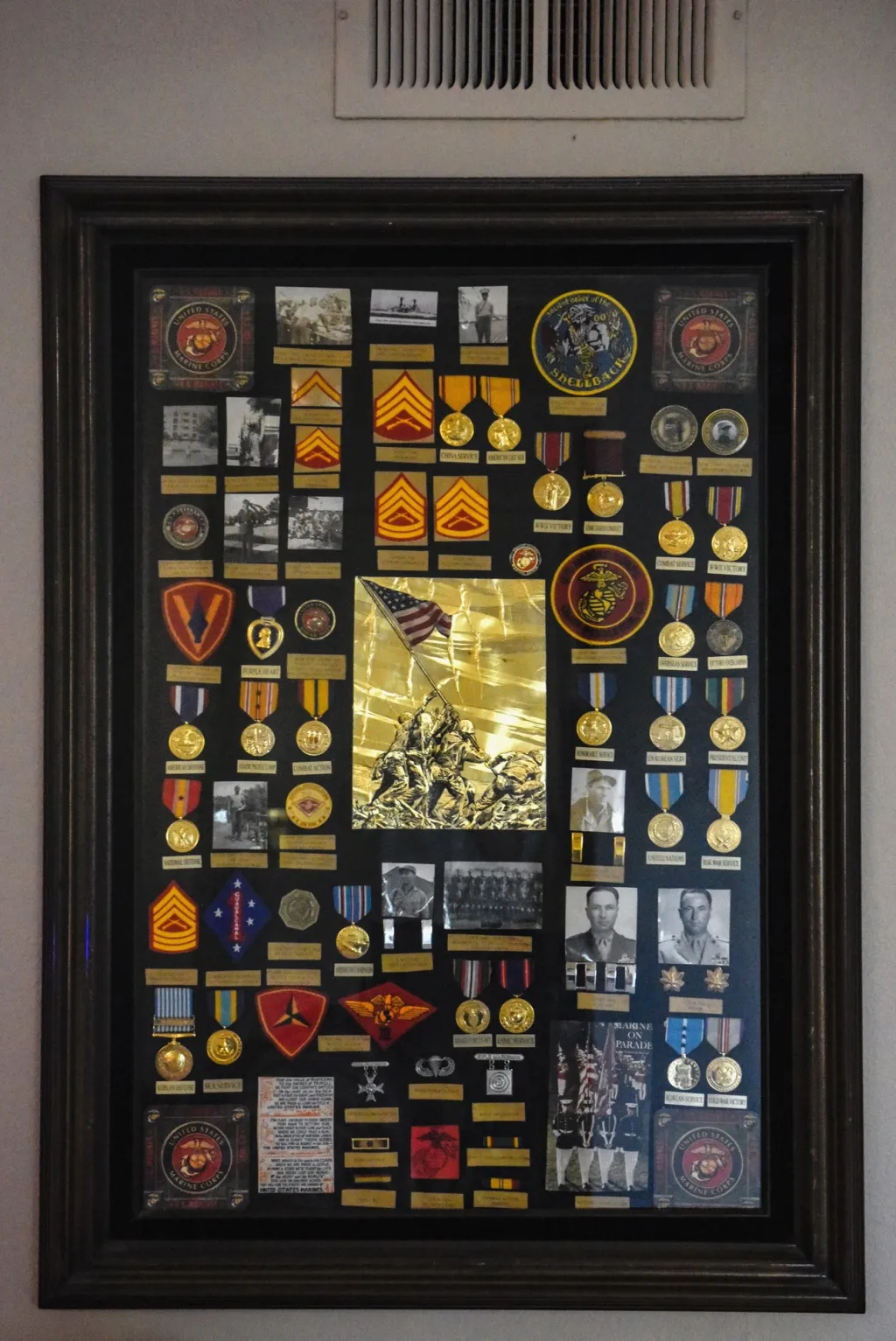 Mnoho řádů a vyznamenání by už veterán na své uniformě ani neunesl. Rodina mu proto nechala vyrobit pamětní vitrínu