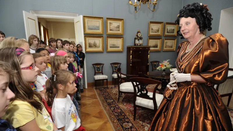 Rok Boženy Němcové / postavy z Babičky na ratibořickém zámku