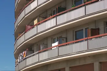 Zlín zakázal kouřit na balkonech městských bytů