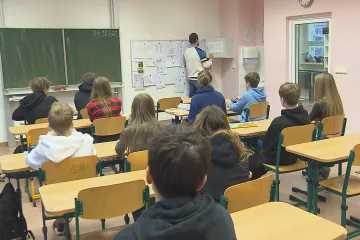 Řada škol zesiluje tažení proti používání mobilů