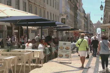 Rána za ranou se valí na evropský cestovní ruch. Pohostinství chybí lidé, potíže mají i letiště