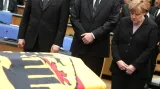 Angela Merkelová u Genscherovy rakve.