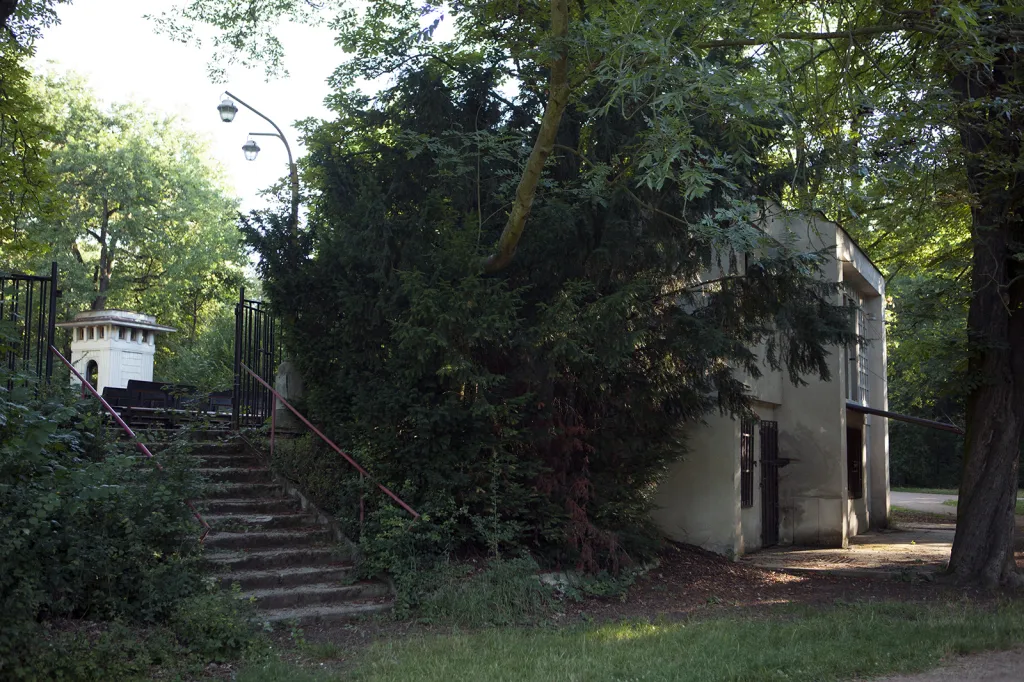 Veltruský park měl sloužit jako místo odpočinku a kratochvíle panstva. V areálu se dodnes zachovalo několik romantických a antikizujících staveb, obrostlých vzácnými dřevinami. Zde se členové rodiny scházeli u společného čtení, společenských her nebo jen k obědu či svačině.