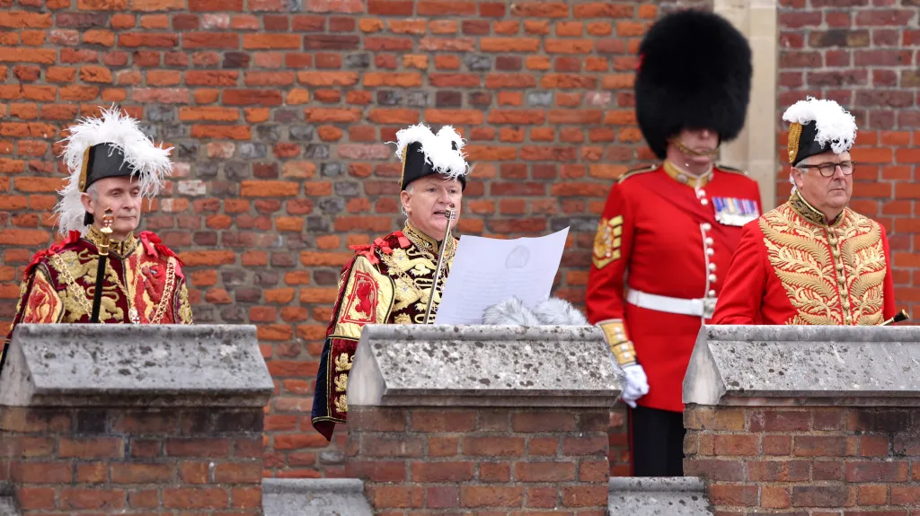 Oficiální prohlášení o nástupu Karla III. na britský trůn zaznělo z balkónu Svatojakubského paláce