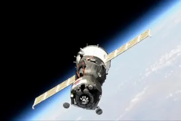 U Mezinárodní vesmírné stanice zakotvila ruská loď s androidem na palubě