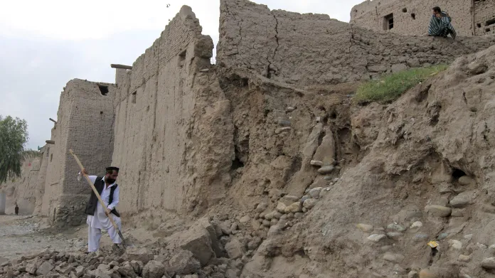 Následky zemětřesení v afghánském Dželálábádu