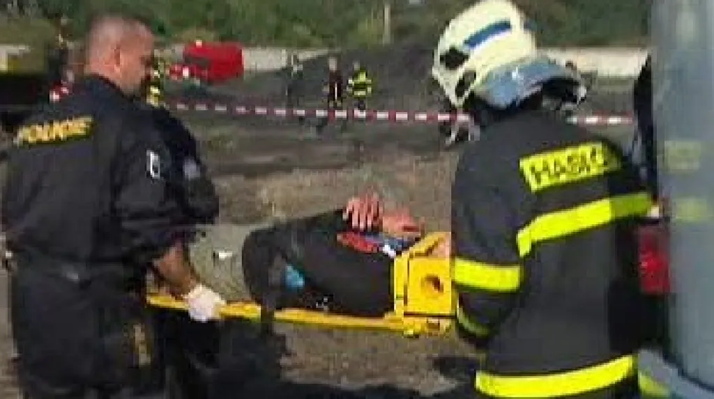 Hasiči vyprošťují zraněného