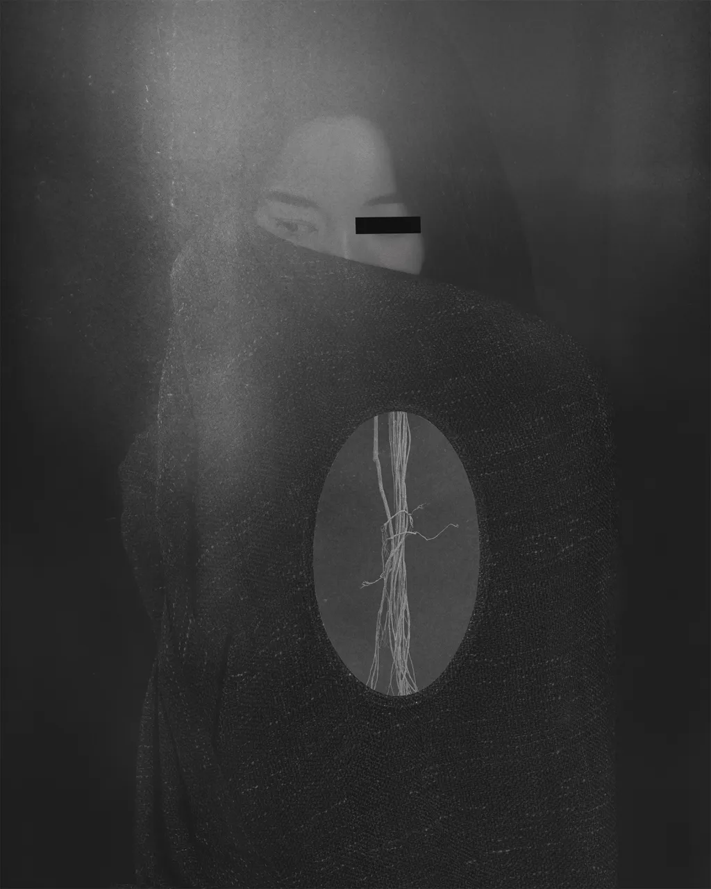 Vítěz kategorie CREATIVE: Knot. Portrét mladé ženy s koláží symbolických elementů. Snímek je součástí série fotek s názvem Hua, v čínštině „květina“, která dokumentuje květiny jako metaforu ženskosti