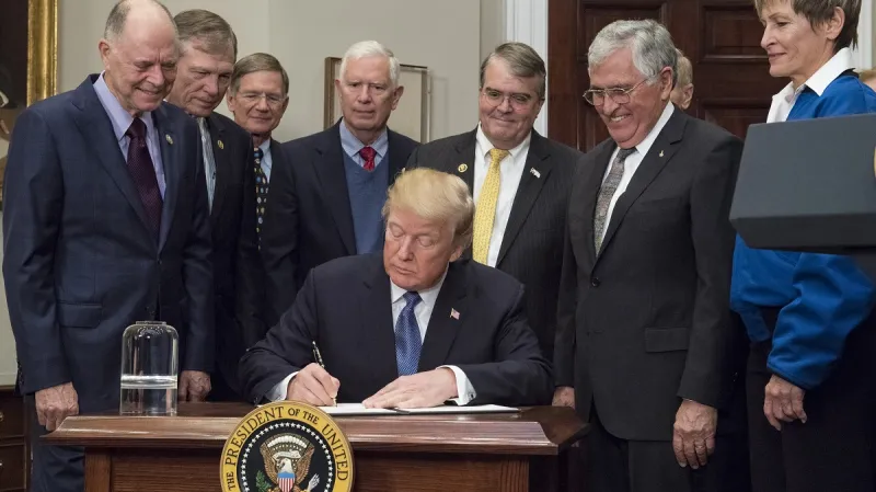 Podpis dekretu o americkém návratu na Měsíc