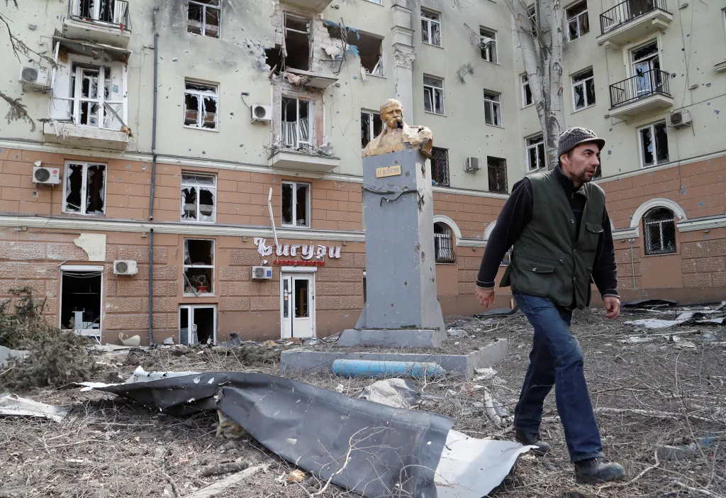 Busta Tarase Ševčenka před obytným domem v Mariupolu. Duben 2022