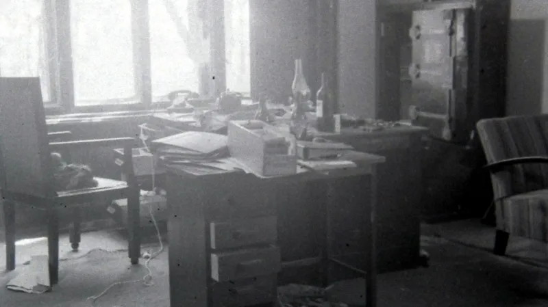 V kancelářích německých úředníků zbyly kromě nepořádku i prázdné láhve