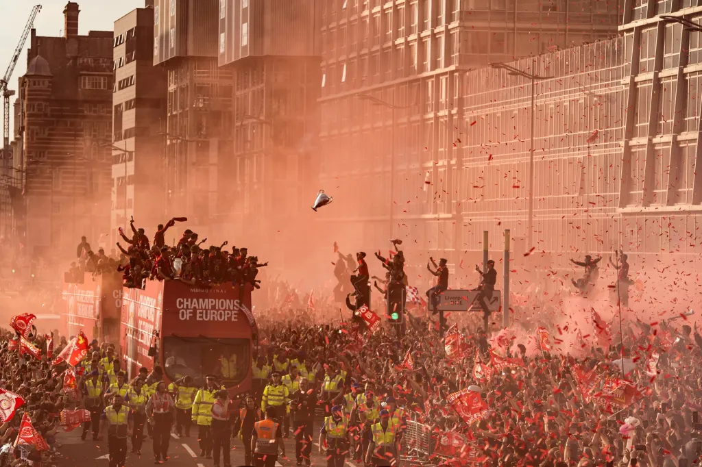 Nominace v sekci samostatná fotografie: Oli Scarffa se snímkem Liverpool Champions League Victory Parade (Oslava vítězství Liverpoolu v Lize mistrů). Trofej se vznáší nad davem během jízdy autobusu s členy týmu