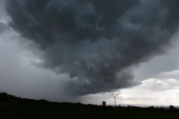 Po tropických teplotách se ochladí, meteorologové varují před silnými bouřkami