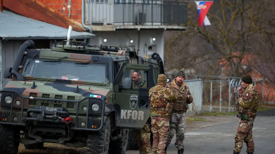 Italští vojáci, kteří jsou součástí mírové mise NATO v Kosovu, stráží hraniční přechod v Rudare