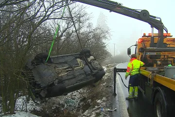 Jižní Moravu pokryla ledovka. Problémy mají řidiči i chodci