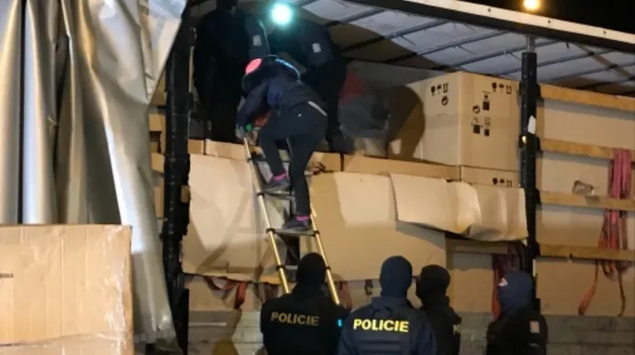 Policie zadržela dva kamiony s ukrytými cizinci