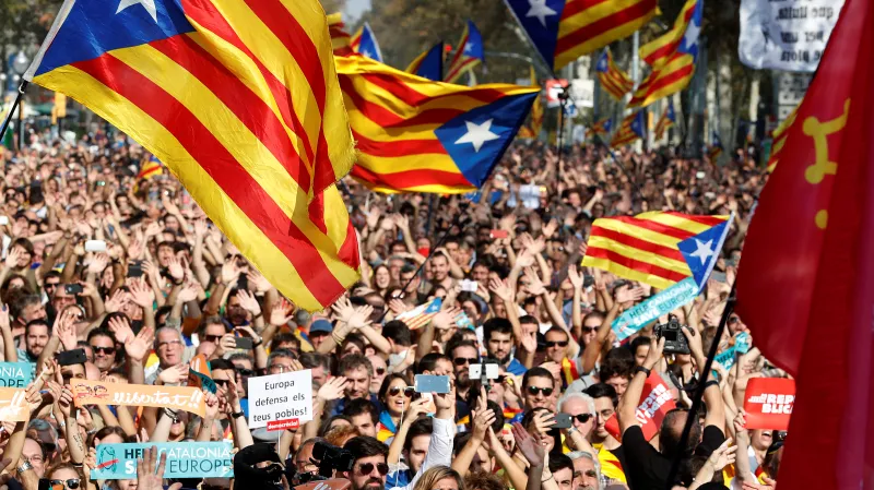Demonstranti za nezávislost Katalánska v ulicích Barcelony
