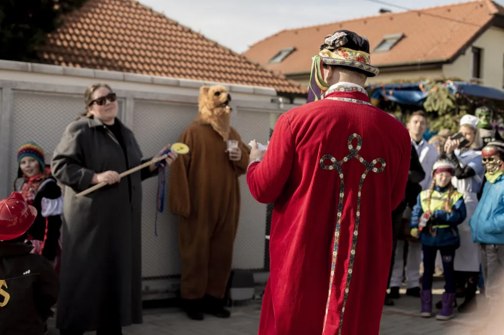 První zastávka vede tradičně ke starostovi obce, který uděluje maškarám povolení pít a bavit celou vesnici až do půlnoci. Letos průvod přivítala Helena Křížová