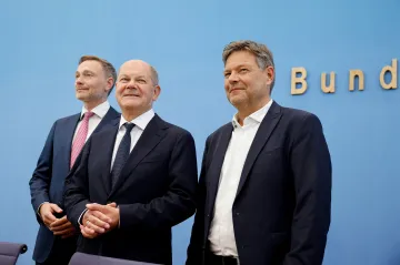 Scholz hledá cestu, jak udržet slábnoucí vládní koalici a hospodářství