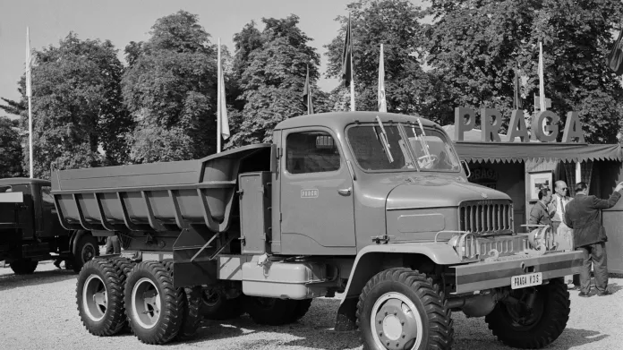 Bývalý Uhlíkův podnik vláda začlenila do Automobilových závodů Klementa Gottwalda, dalších deset let vyráběl kabiny nákladních automobilů Praga V3S (na snímku) a S5T